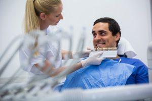Implantes dentários: quem pode fazer